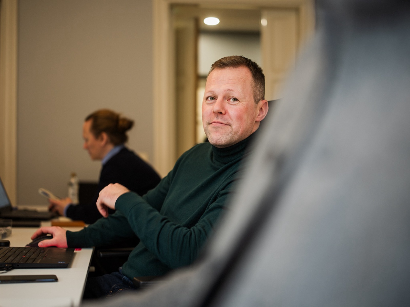 Varainhoitaja työpöytänsä ääressä Indexin toimistolla